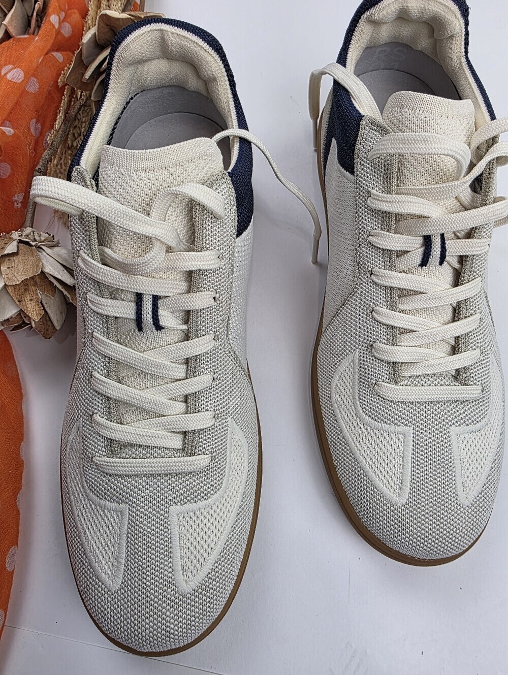 New Rothy's men's White Beige & Navy Knit Sneaker Sz 9m - Picture 2 of 9